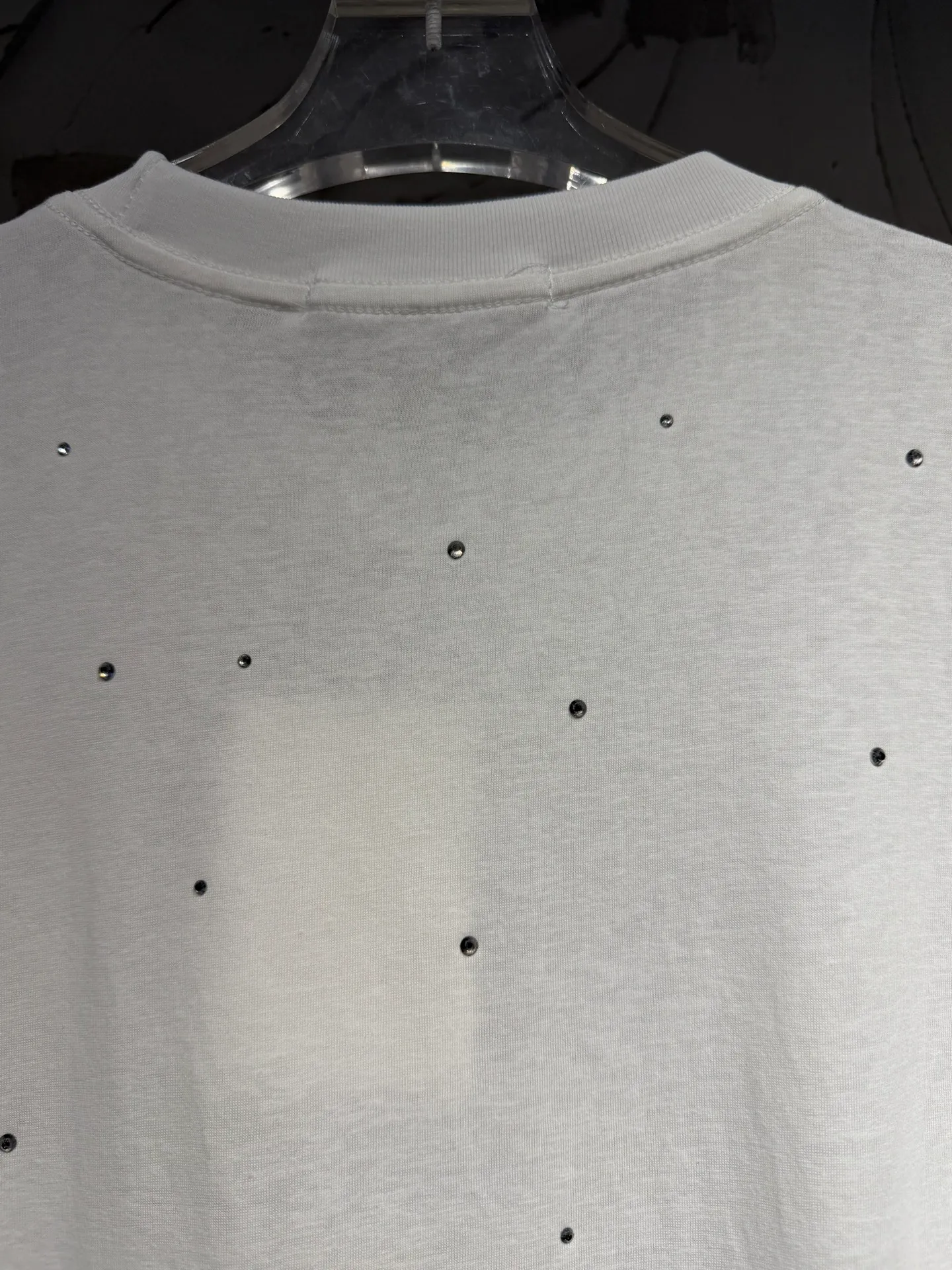 Acne Studios New Arrival North America Limited Laser Silver Series Hot Diamond T-Shirt Acne Studios Highest Version Short Sleeve Series Short Sleeve T-shirt I can't help but love the T os version. It is not picky. The snowflake cotton fabric feels soft and smooth and is not easy to wash. The fabric has been treated so it is stronger than the Quality counter. It can be used as sun protection clothing in summer. The same fabric as the original one is relatively thin. The feel and count are in place. The yellowing effect is cool and the printing effect is also in place. Details are online See comparison 1 color four sizes #short-sleeved t-shirt # #acne Color: White Black Size: S M LXL